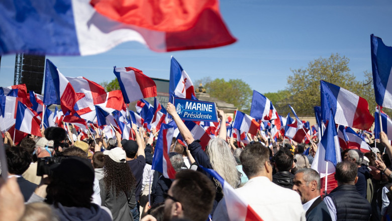 manifestatia de sprijin pentru marine le pen a avut participare sub asteptari nici la contramanifestatii nu a fost altfel 67f35850ec622