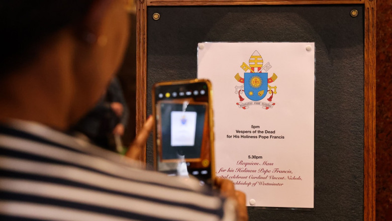 masinaria de comunicare a vaticanului la turatie maxima pentru a anunta lumii decesul papei francisc 680666d5503cd