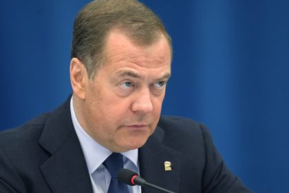 medvedev se bucura de tarifele lui trump vom sta pe malul raului asteptand ca trupul dusmanului sa pluteasca pe langa noi 67eeb2dc68e60