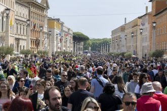 mii de oameni i au adus un omagiu papei francisc in piata sfantul petru a schimbat multe lucruri a daramat bariere 68064e3d49362