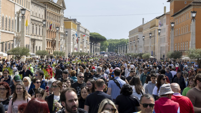 mii de oameni i au adus un omagiu papei francisc in piata sfantul petru a schimbat multe lucruri a daramat bariere 68064e3d49362