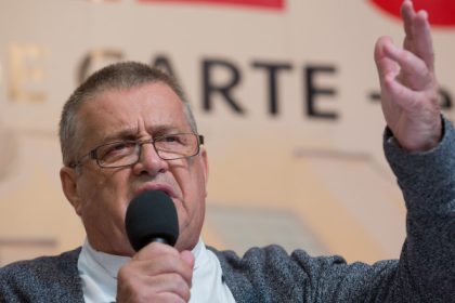 mircea dinescu anunta ca il da in judecata pe victor ponta in mod normal ar trebui sa fie bagat la puscarie pentru tradare nationala 67f7db14e7a81