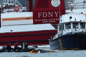noi detalii despre tragedia din new york pilotul elicopterului raportase ca nu mai avea combustibil a cazut ca o piatra in apa 67f9e7a5719d0