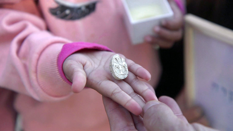 o amuleta veche de cateva mii de ani gasita de o fetita in timpul unei excursii cu familia in israel ce reprezinta scarabeul 67f35149ce8cb