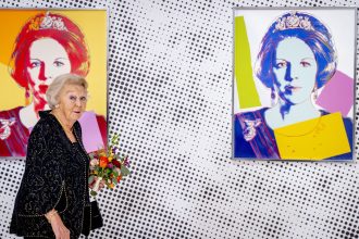 o primarie din olanda a aruncat din greseala la gunoi un portret al reginei beatrix semnat de warhol regretam acest lucru 680b367999d20