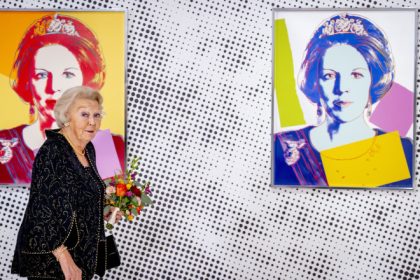 o primarie din olanda a aruncat din greseala la gunoi un portret al reginei beatrix semnat de warhol regretam acest lucru 680b367999d20