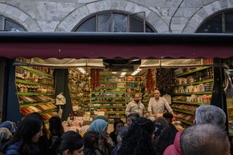 opozitia turca face apel la un boicot comercial cetatenii sunt indemnati sa nu cumpere de la companii considerate pro erdogan 67ed3023d7781