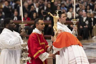 papa francisc inca in convalescenta a lipsit de la procesiunea anuala din vinerea mare de la roma 68033738bddb4