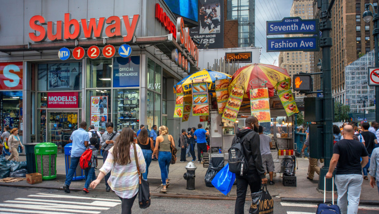 parerile americanilor despre taxele vamale impuse de donald trump de la nebunie la un rau necesar 67ef71e0ab178