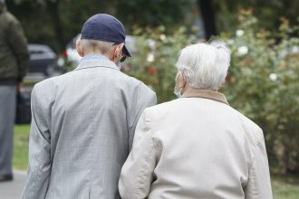 pensionarii cu venituri mici au primit ajutorul de paste si spun ca suma e prea mica pana in decembrie ce se intampla cu noi 67ec1a25c9480