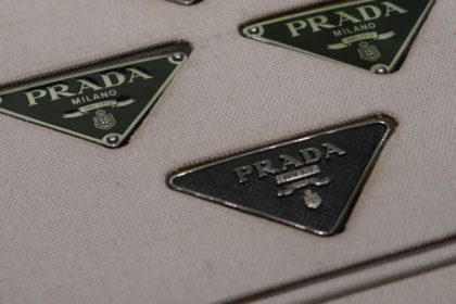 prada cumpara rivala versace care este valoarea tranzactiei 67f811757afa6