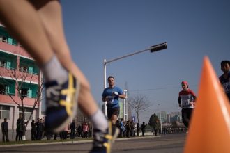 primul maraton international la phenian din ultimii sase ani la cursa din coreea de nord participa si romani 67f22eb19aab5