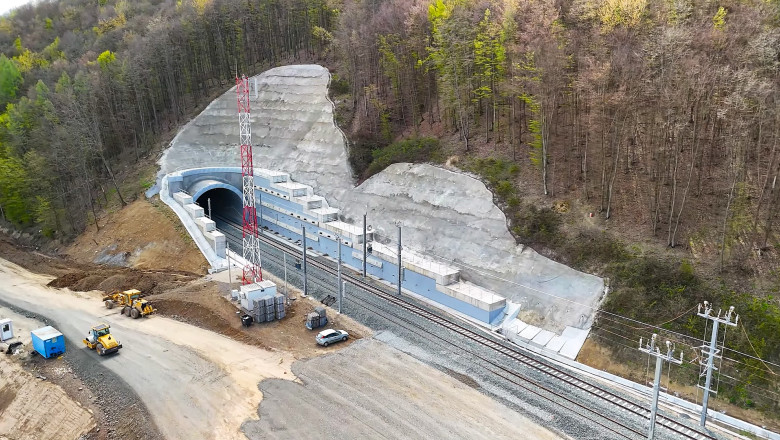 pro infrastructura in cateva saptamani vom avea primul tren care trece prin tunelul batuta dupa 4 ani si jumatate de intarziere 6800977dc56a7