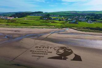 protest greenpeace pe terenul de golf trump turnberry din scotia timpul sa rezistam lupta impotriva dominatiei miliardarilor 68124454e29ec