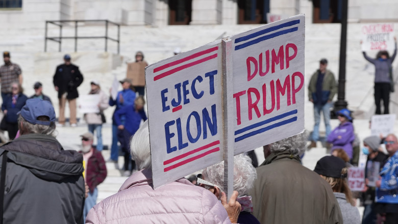 proteste de amploare impotriva lui trump in sua anuntate sambata trump musk si acolitii lor miliardari orchestreaza un asalt total 67f133e511ac6