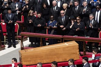 protocolul vaticanului a fost incalcat pentru zelenski i s a oferit un loc special in primul rand la funeraliile papei 680d424d66bb8