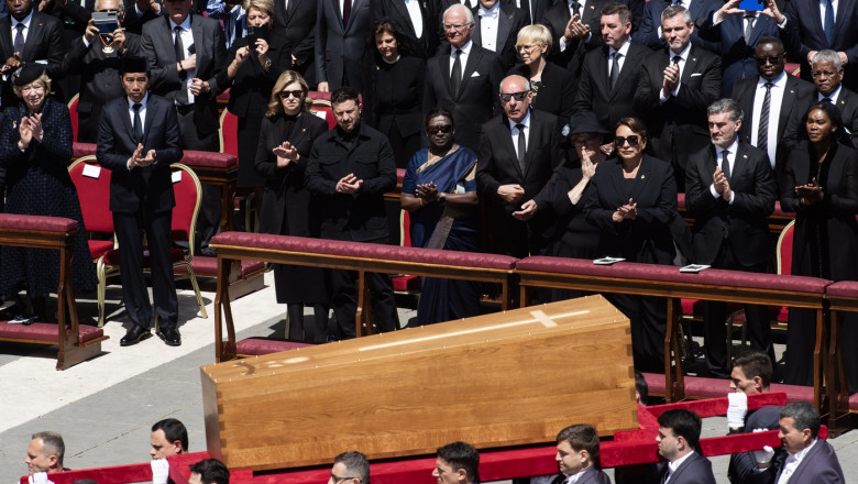 protocolul vaticanului a fost incalcat pentru zelenski i s a oferit un loc special in primul rand la funeraliile papei 680d424d66bb8