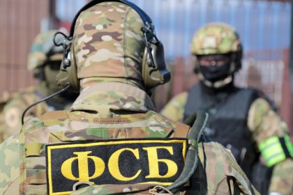 regimul lui putin continua persecutia sustinatorilor lui navalnii fsb a perchezitionat casa tatalui unui fost consilier 67ee4bbc0a994