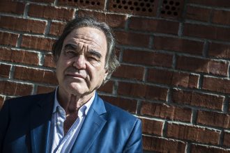 regizorul oliver stone va depune marturie in dosarul asasinarii lui j f kennedy filmul lui jfk a fost criticat de istorici 67ebf28fe0f25