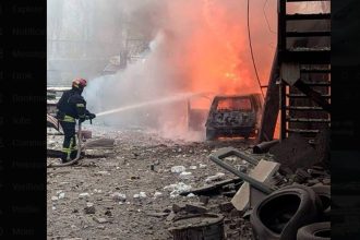 rusii au bombardat orasul natal al lui volodimir zelenki cel putin patru persoane au fost ucise 67ee36a49f6f6