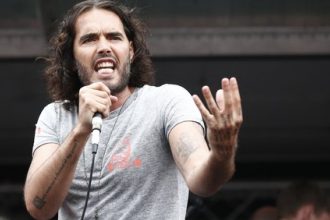 russell brand a fost pus sub acuzare pentru viol 67eff2c8484a7