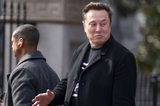 scandal la casa alba musk il numeste imbecil pe consilierul lui trump care a declarat ca miliardarul este un simplu asamblor 67f53b213330c