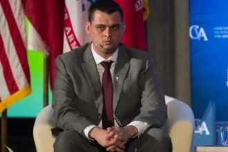 scurgere de informatii la pentagon dan caldwell consilier de top al lui pete hegseth a fost suspendat si dat afara din cladire 67ff382949b74