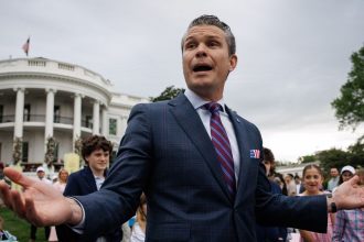 signalgate pete hegseth a ocolit filtrele de securitate de la pentagon pentru a folosi un computer personal 680b2bed1899e