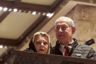 sotia lui netanyahu a starnit furia familiilor ostaticilor israelieni ramasi in gaza ii cer sa mi spuna daca fiul meu este in viata 6811415cf2b9d