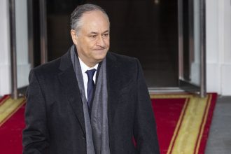 sotul kamalei harris il acuza pe donald trump ca l a dat afara din consiliul administrativ al muzeului holocaustului 6811df9693dc3