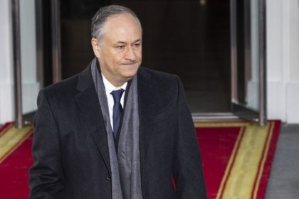 sotul kamalei harris il acuza pe donald trump ca l a dat afara din consiliul administrativ al muzeului holocaustului 6811df9693dc3