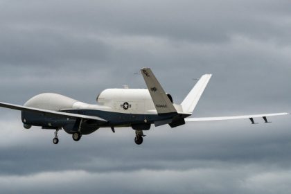 sua isi intaresc prezenta pe una din insulele japoniei cu drone de supraveghere de la mare altitudine 67f4fd051c227