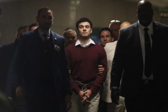 sua procurorii cer pedeapsa cu moartea pentru luigi mangione acuzat de asasinarea directorului unitedhealthcare 67ec2f7fc5404