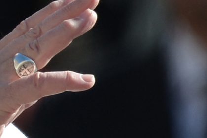 ultimul omagiu adus papei francisc sicriul va fi mutat azi in bazilica sfantul petru unde va ramane pana la funeralii 680871951adb6