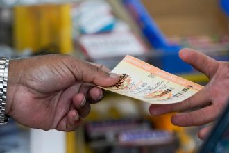 un barbat a castigat 1 milion de dolari la loterie si imediat si a dat demisia viata lui a devenit insa mai grea 680363bca858d