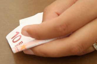 un barbat a pus 10 euro la banca si abia dupa 20 de ani si a verificat contul am decis sa investesc comoara 68034d7cde3e2