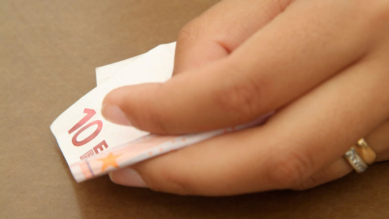 un barbat a pus 10 euro la banca si abia dupa 20 de ani si a verificat contul am decis sa investesc comoara 68034d7cde3e2