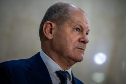 un barbat din germania a primit o amenda uriasa pentru ca l a imbratisat pe olaf scholz pe aeroport 67fe8f68d773c
