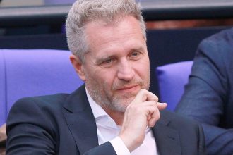 un eurodeputat german a ramas fara imunitate este anchetat pentru un fotomontaj cu personalitati publice care faceau salutul nazist 67ebd4fe12d2a