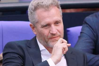 un eurodeputat german a ramas fara imunitate este anchetat pentru un fotomontaj cu personalitati publice care faceau salutul nazist 67ebd4fe12d2a