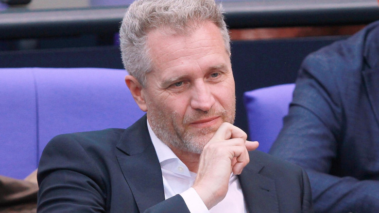 un eurodeputat german a ramas fara imunitate este anchetat pentru un fotomontaj cu personalitati publice care faceau salutul nazist 67ebd4fe12d2a