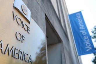 un judecator a decis ca angajatii de la vocea americii se pot intoarce la munca 6808daf939496