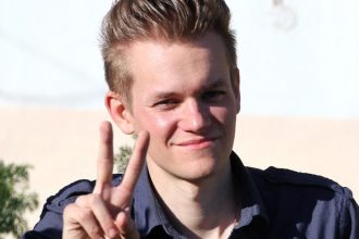 un jurnalist suedez risca 12 ani de inchisoare in turcia pentru ca l ar fi insultat pe erdogan ce acuzatii i se mai aduc 68092850d2516