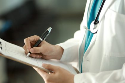 un medic nascut in sua a primit un e mail de la autoritati in care i se cerea sa paraseasca tara limbajul parea amenintator 68025d3d56880