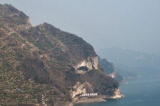 un munte din china asaltat de turisti dupa o postare virala pe internet oamenii merg acolo cu cainii si isi fac fotografii 6800b819165a2