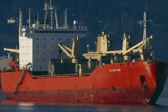 un petrolier din flota fantoma a rusiei a fost foarte aproape sa provoace o catastrofa ecologica pe coasta finlandei 6810a57d8b0e1