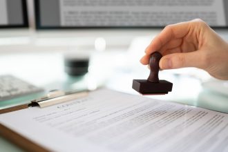 un roman din italia s a dat drept notar a castigat zeci de mii de euro cu stampile false si semnaturi inventate 6802330d517ca