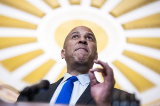 un senator american vorbeste de 14 ore la tribuna in semn de protest fata de politicile lui trump a provocat atatea pagube 67ebfcd6cb77a