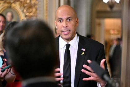 un senator democrat l a criticat pe trump timp de 25 de ore intr un discurs record in senatul sua 67ecf7e49bd55