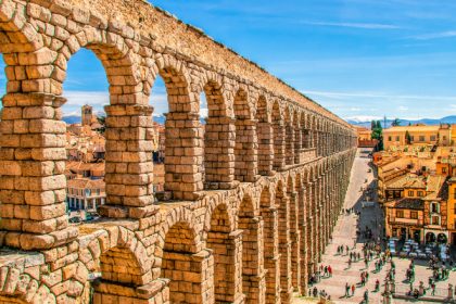 un turist a murit in spania dupa ce a cazut de pe o terasa cu vedere spre un celebru apeduct roman 67fbea112ba41